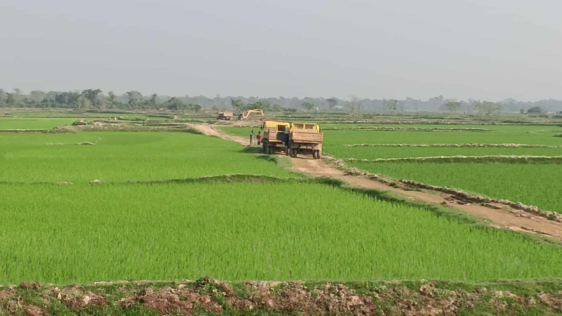সুনামগঞ্জে কৃষি অর্থনীতি ধ্বংসের নীলনকশা: আলমপুরে মাটির রমরমা ব্যবসা
