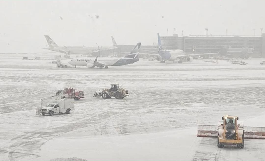 কানাডায় তীব্র তুষারঝড়ে আকাশপথে অচলাবস্থা, শত শত ফ্লাইট বাতিল