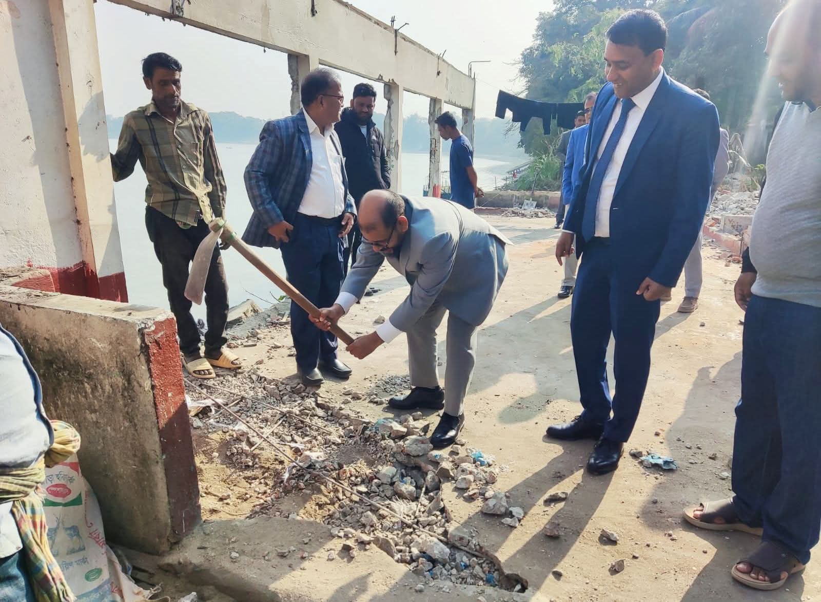 সুনামগঞ্জ লঞ্চঘাটে যাত্রী ছাউনির নির্মাণকাজ উদ্বোধন করলেন ডিসি ড. মোঃ ইলিয়াস মিয়া