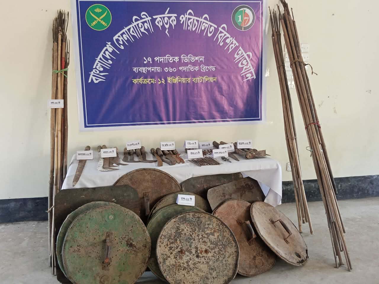 মধ্যনগরে সেনাবাহিনীর অভিযান দেশীয় ধারালো অস্ত্র উদ্ধার