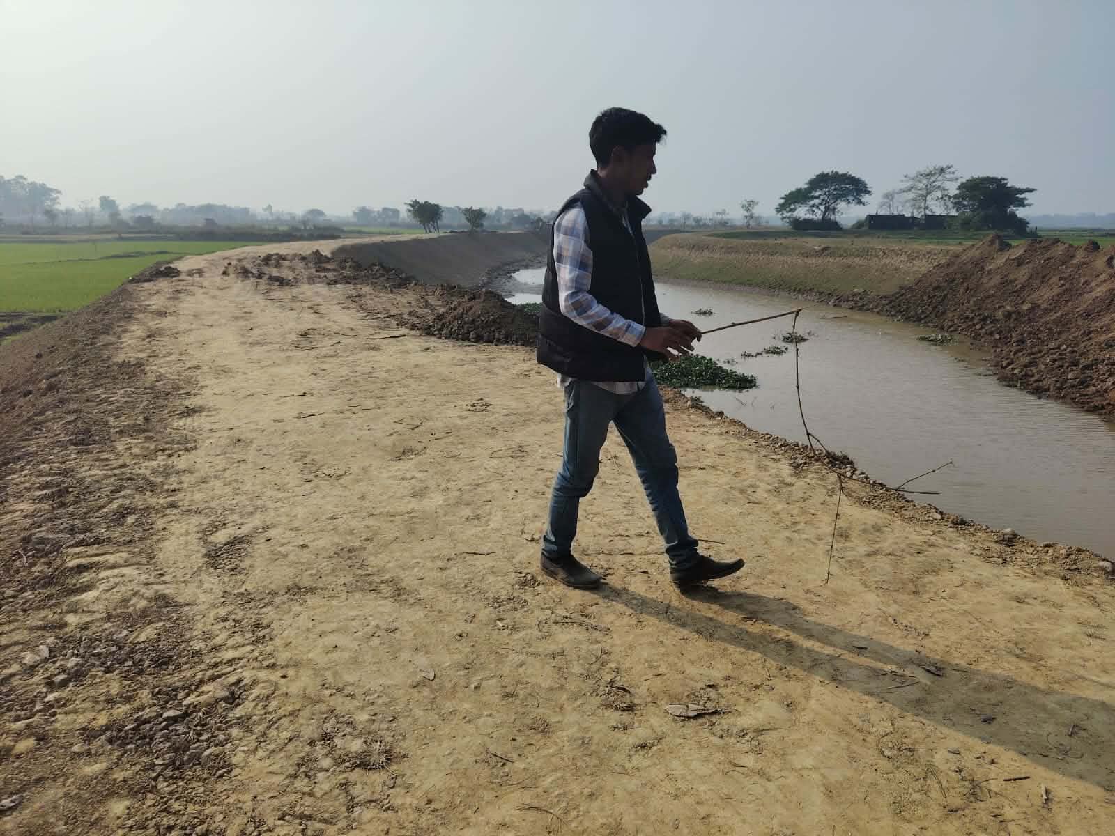 হাওর রক্ষা বাঁধের কাজে ধীরগতি রয়েছে অনিয়ম পরিদর্শনে হাওর ও নদী রক্ষা আন্দোলন এর নেতৃবৃন্দ