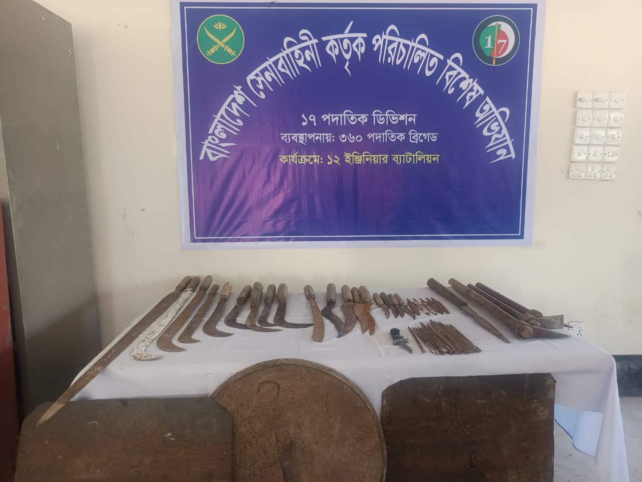 মধ্যনগরে সেনাবাহিনীর বিশেষ অভিযানে বিপুল পরিমাণ দেশীয় অস্ত্র উদ্ধার