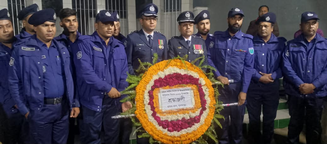 পুষ্পস্তবক অর্পণ করেছেন ছাতক থানা পুলিশ