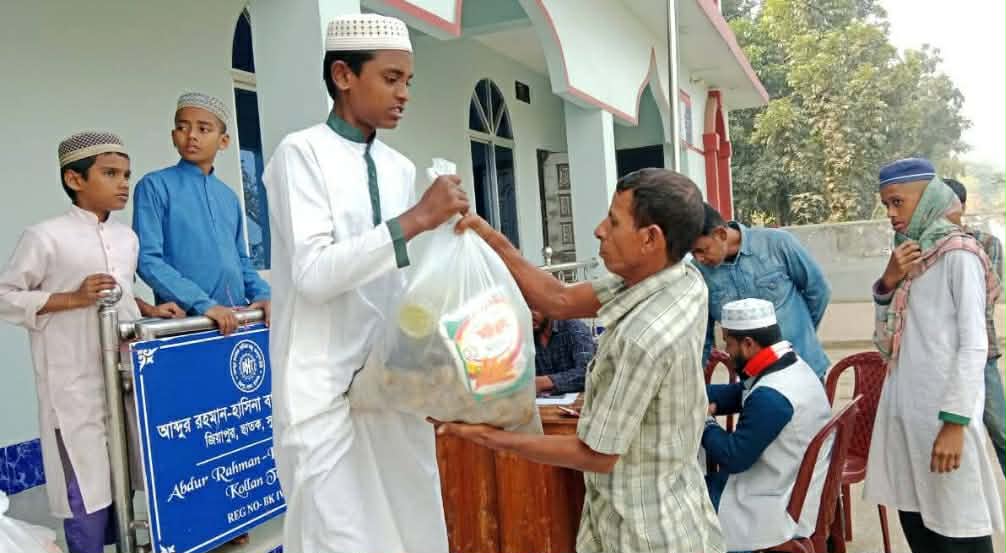 আব্দুর রহমান -হাসিনা বানু কল্যাণ ট্রাষ্টের উদ্যোগে হতদরিদ্র পরিবারের মধ্যে রমজানের উপহার সামগ্রী বিতরণ