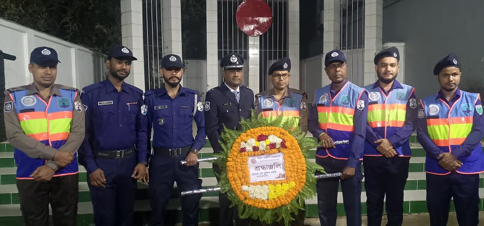 ছাতকে শহীদ মিনারে পুষ্পস্তবক অর্পণ করেছে নৌ পুলিশ