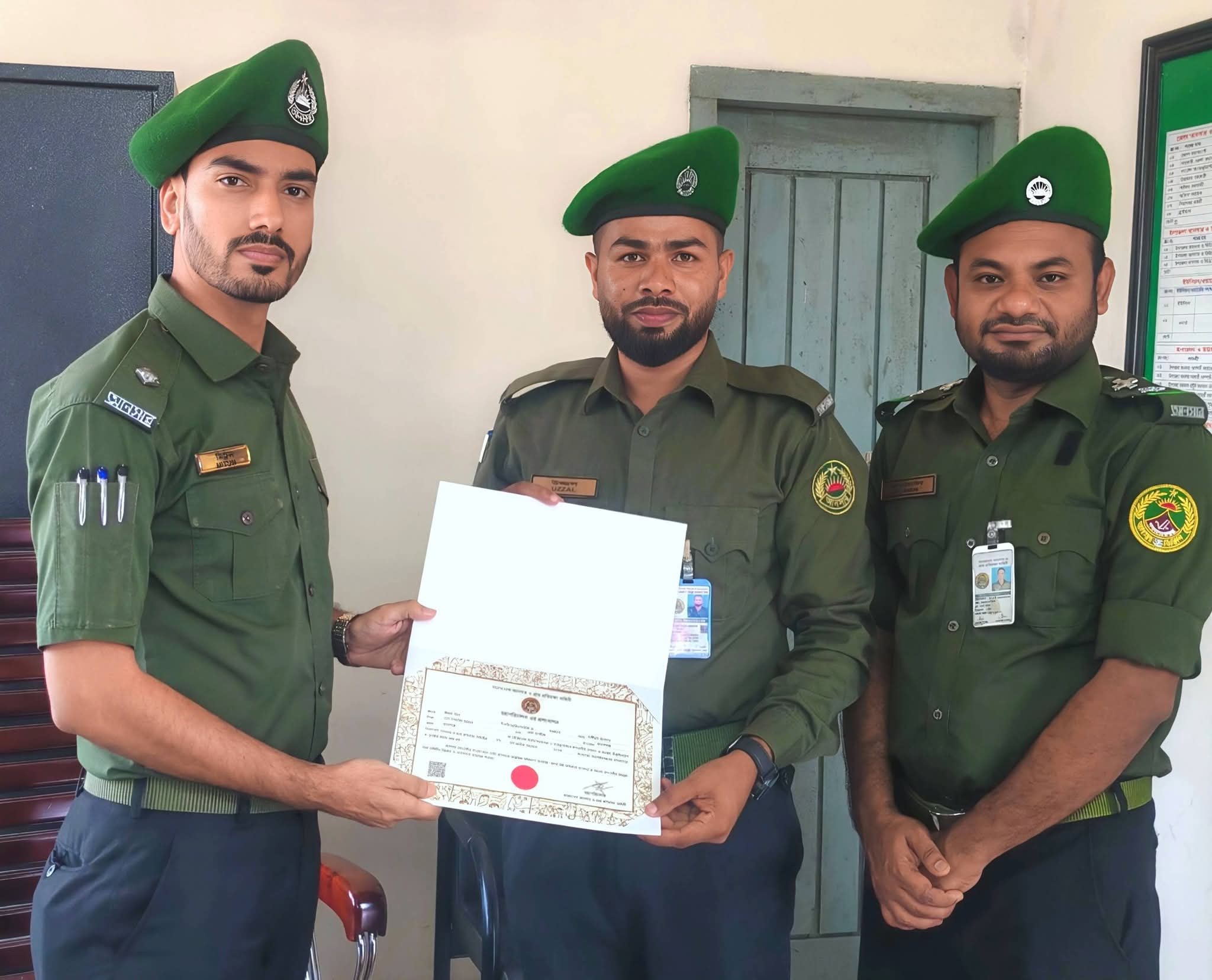 প্রশংসাপত্র ও স্মারক পেলেন উজ্জল মিয়া